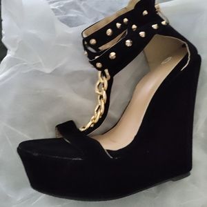 Chain link wedge shoes